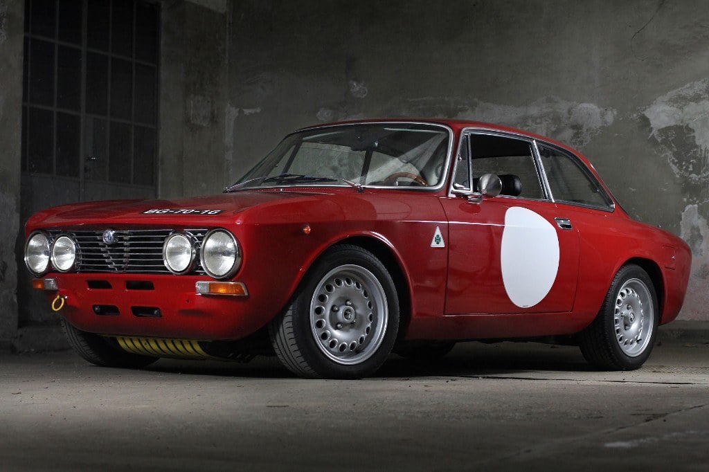 Roter Alfa Romeo Bertone GT (Tipo 105) in einer alten Werkhalle