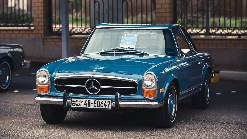Blaue Mercedes-Benz SL Pagode (W113) mit Hardtop bei einem Oldtimertreffen