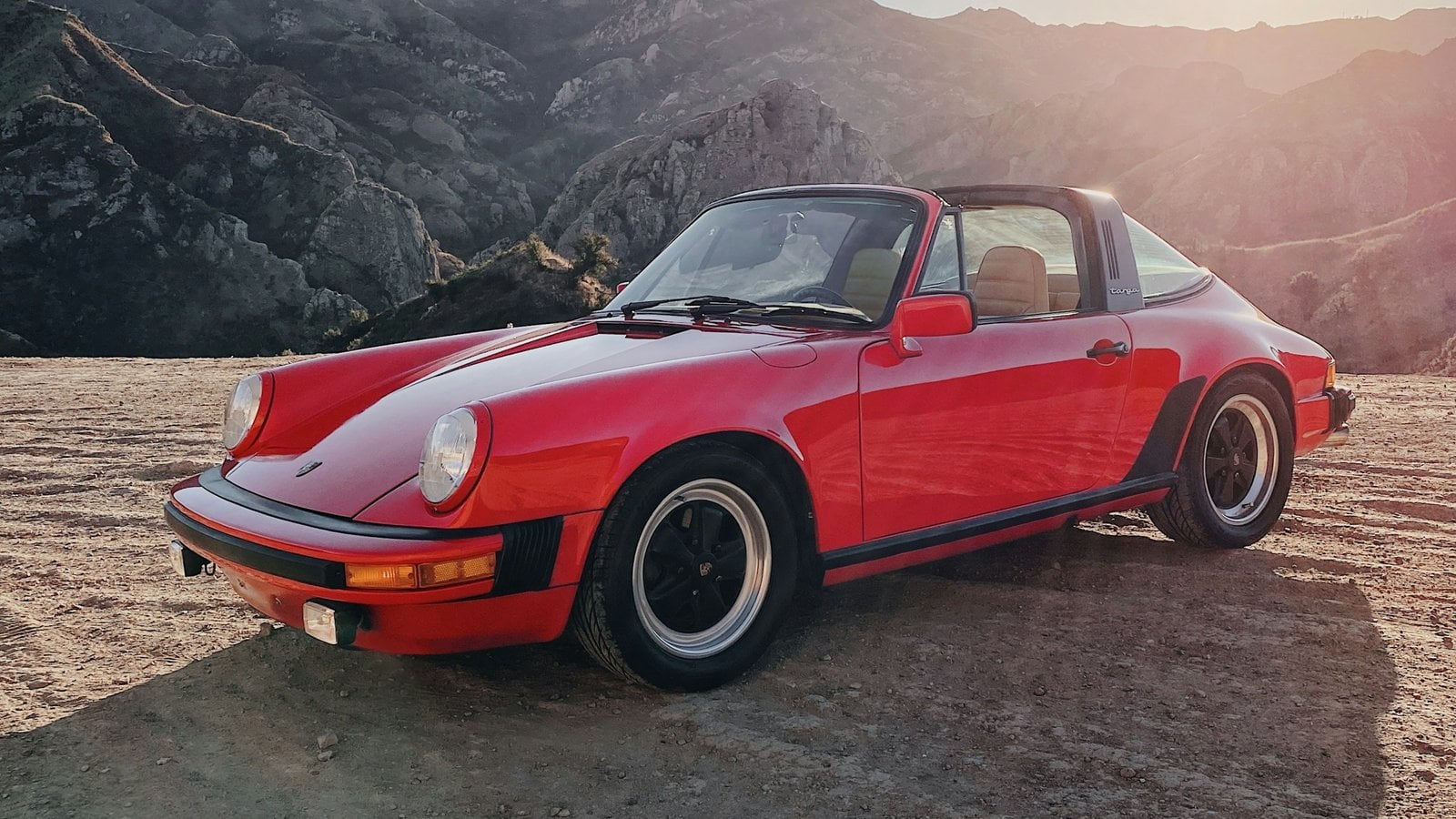 Roter Porsche 911 Targa (G-Modell) im Abendlicht vor Wüstenbergen