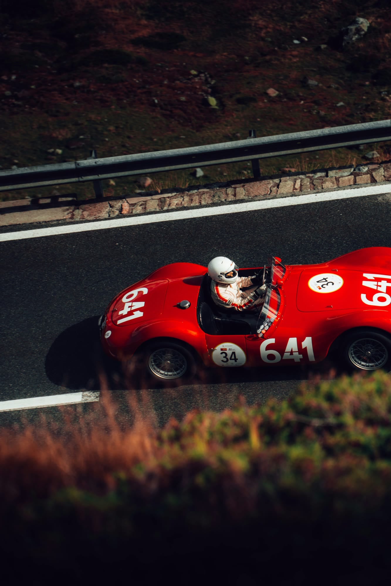 Fahrer mit Helm im offenen roten Rennsportwagen Nummer 641