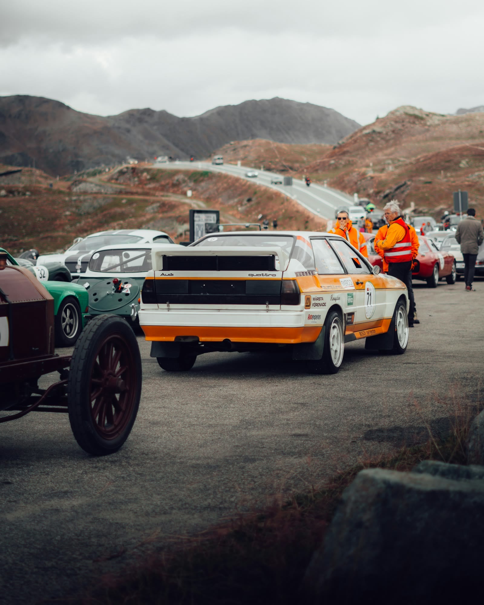 Audi quattro in Rallye-Lackierung in der Warteschlange an der Passstrasse