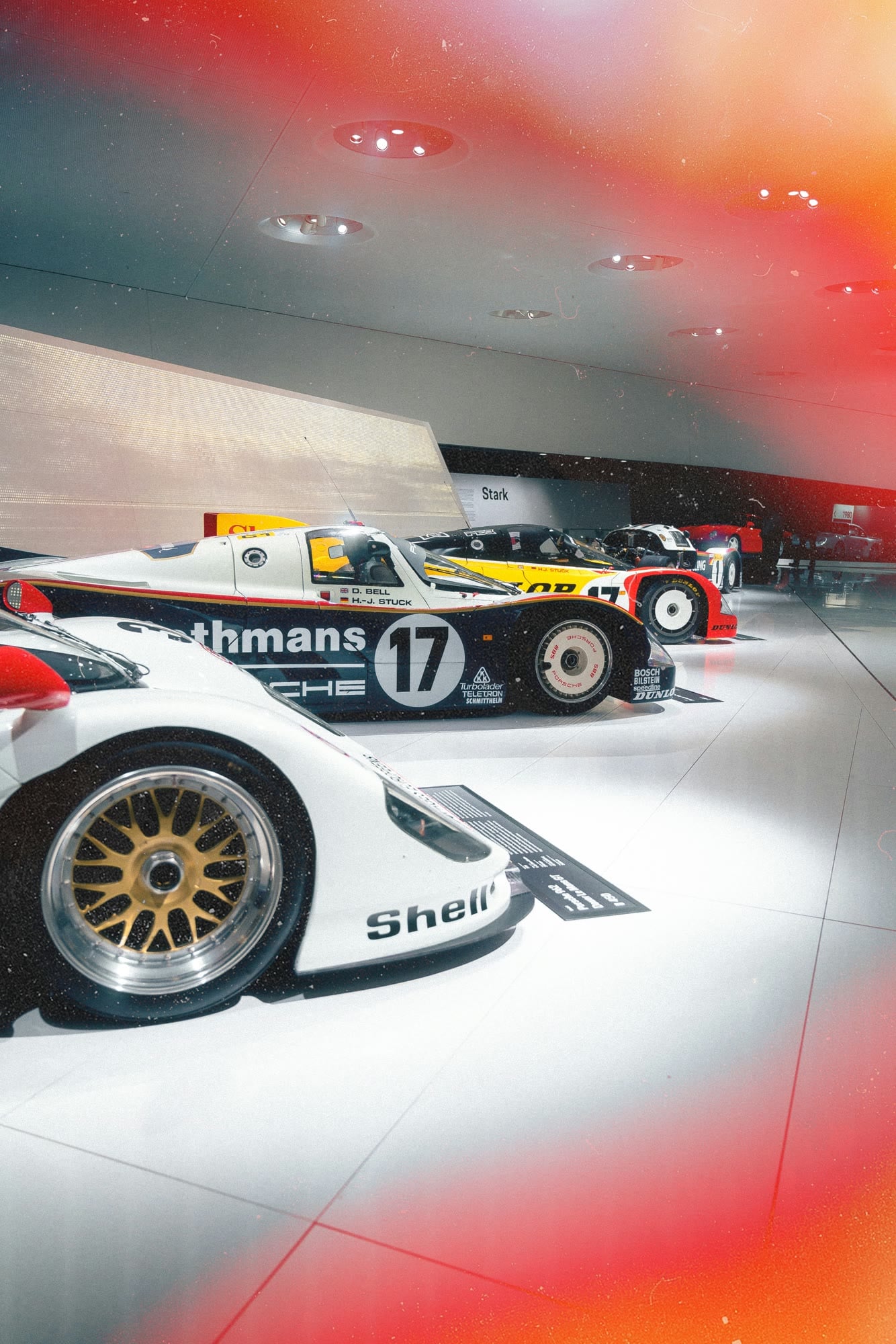 Weisser Gruppe-C-Rennwagen mit Startnummer 17 im Porsche-Museum
