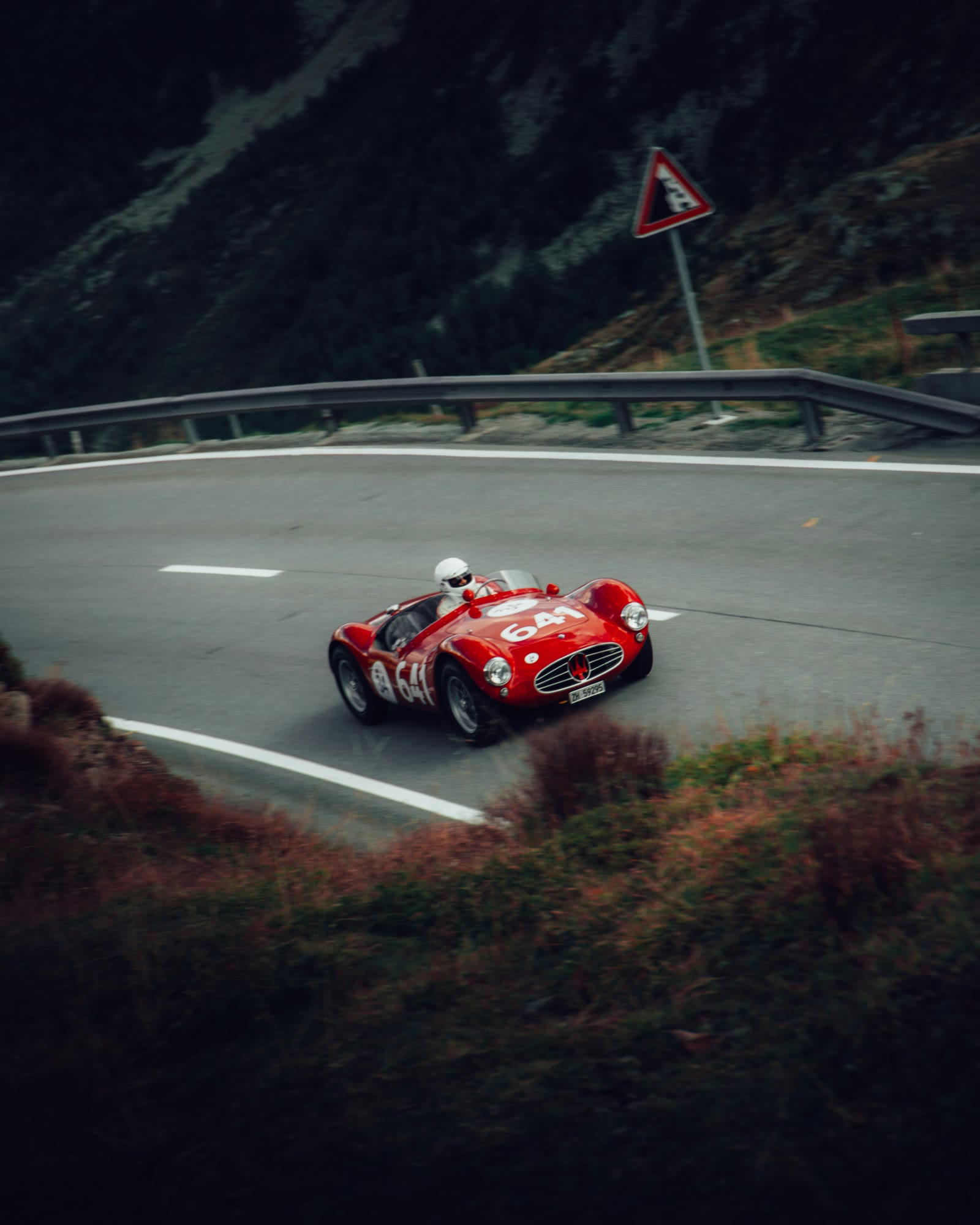 Vettura da corsa rossa con il numero 641 in un tornante al Berninapass